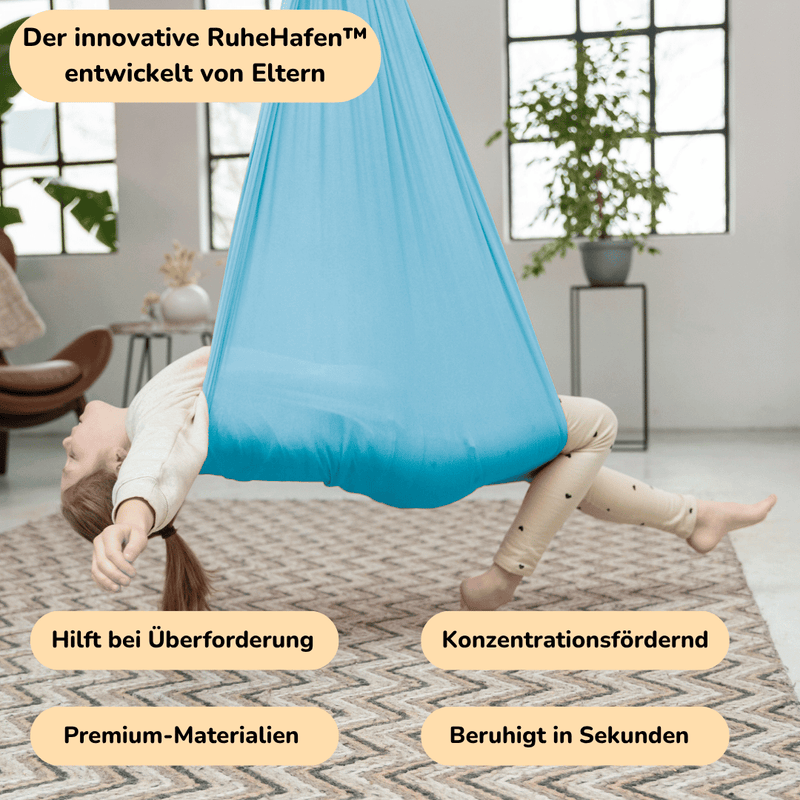 Kind entspannt in Therapieschaukel